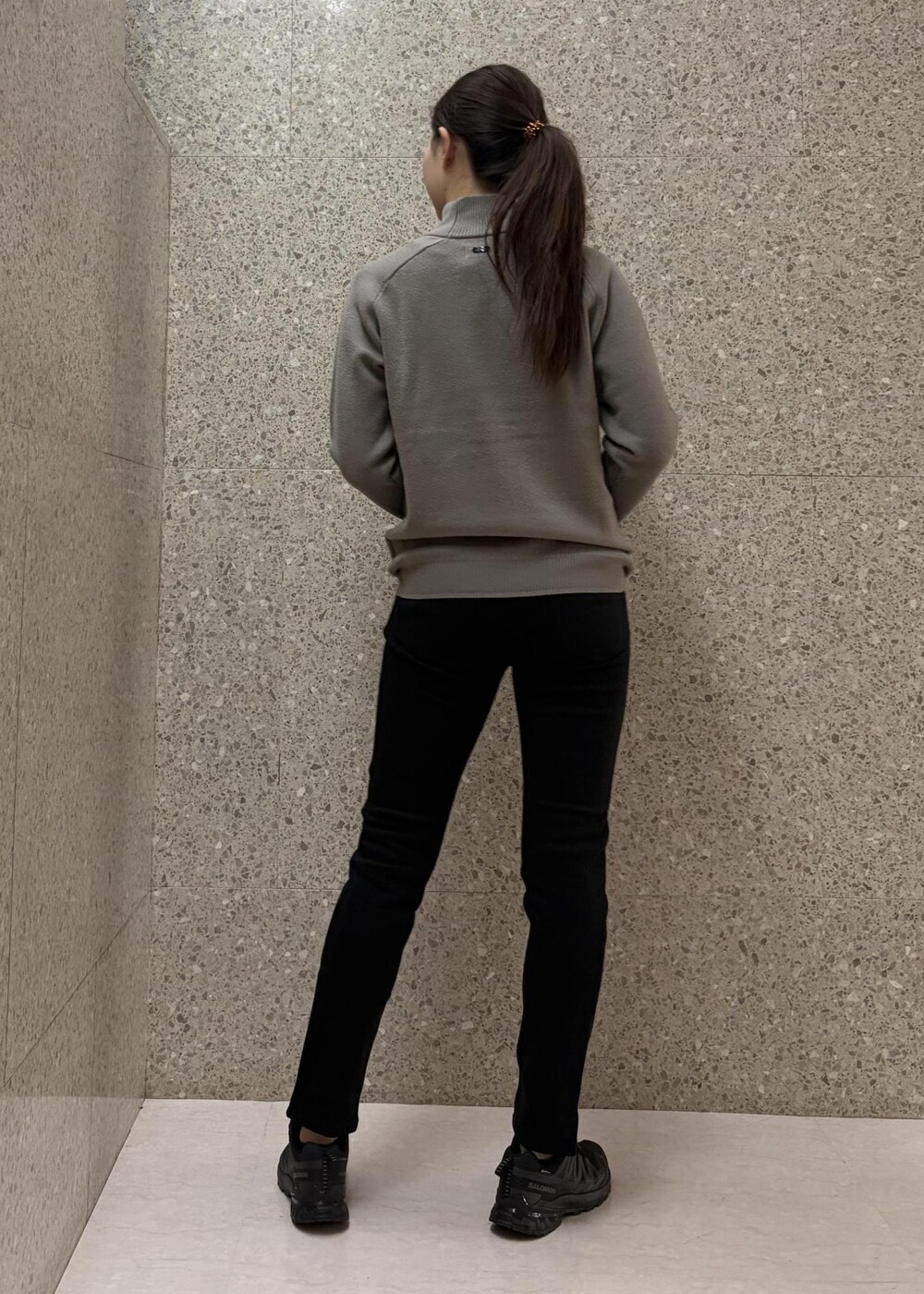 ベージュ系のニット/セーター、ブラック系のその他パンツ、ホワイト系の手袋を着用したレディースの秋コーディネートの2枚目の写真