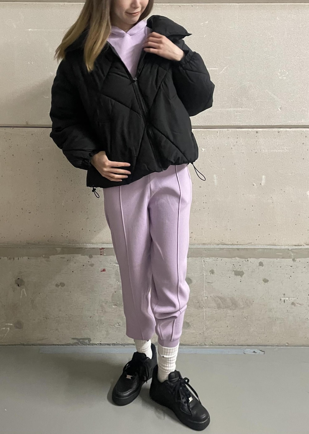 パープル系のパーカー、パープル系のその他パンツ、ブラック系のダウンジャケット/コートを着用したレディースの冬コーディネートの4枚目の写真