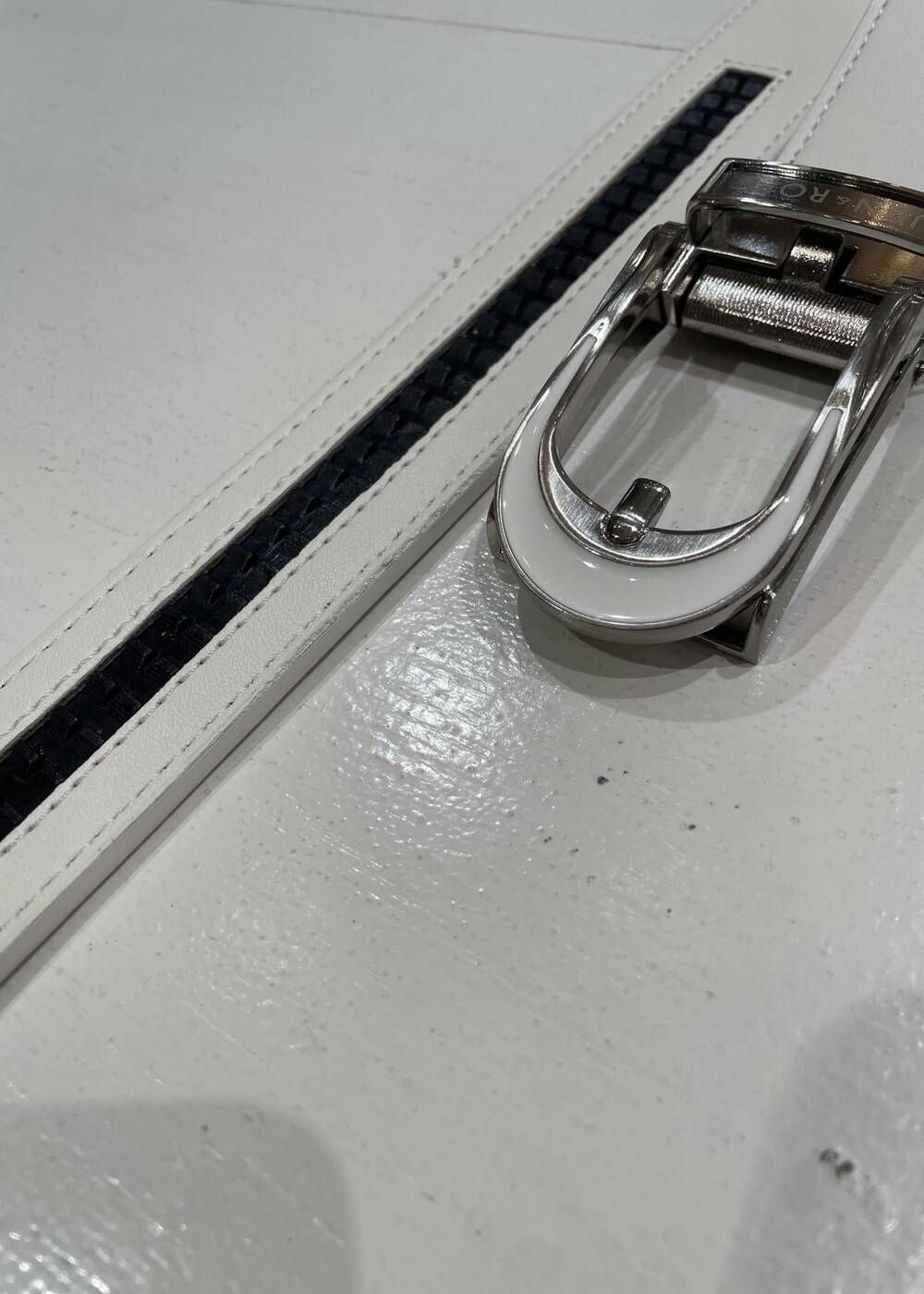 ブルー系のその他パンツ、ブルー系のニット/セーター、ホワイト系のベルトを着用したレディースの春コーディネートの6枚目の写真