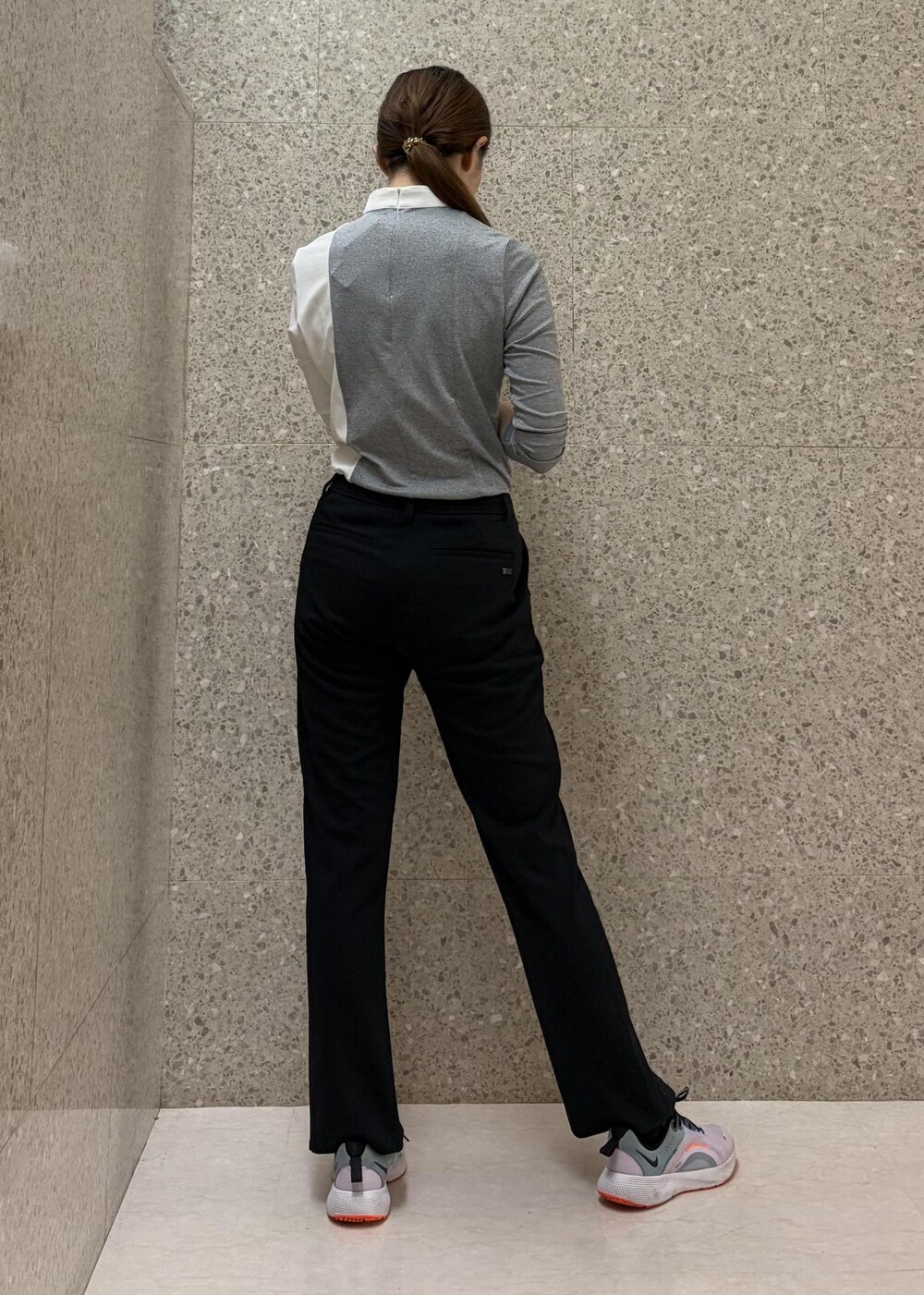 グレー系のTシャツ/カットソーを着用したレディースの秋コーディネートの6枚目の写真