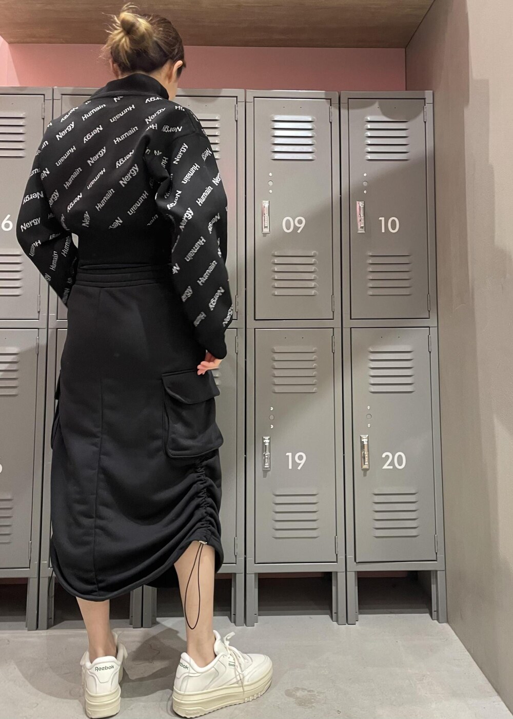 ブラック系のその他アウター、ブラック系のスカート、ブラック系のTシャツ/カットソーを着用したレディースの冬コーディネートの3枚目の写真