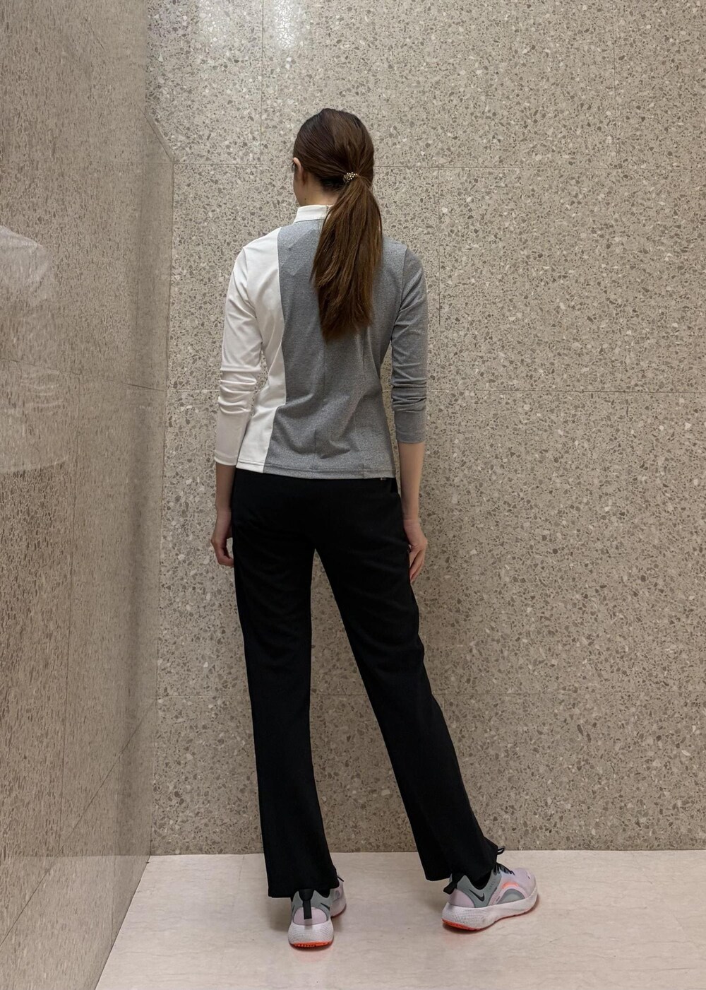 グレー系のTシャツ/カットソーを着用したレディースの秋コーディネートの2枚目の写真