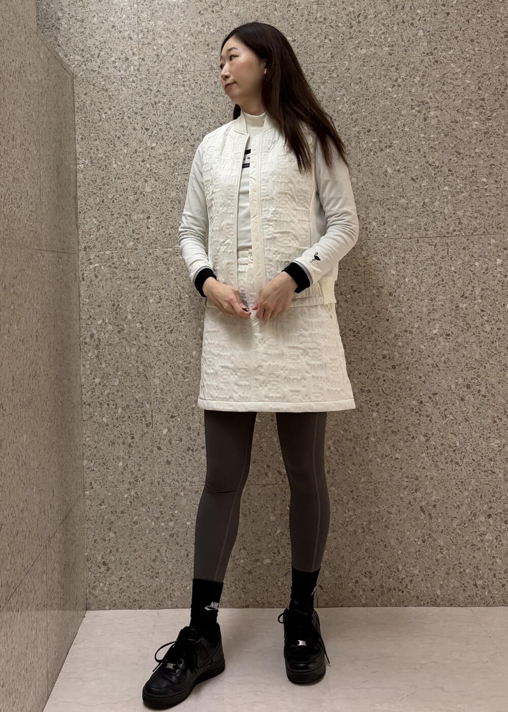 ホワイト系のTシャツ/カットソー、ホワイト系のスカート、ホワイト系のブルゾンを着用したレディースの秋コーディネートの5枚目の写真