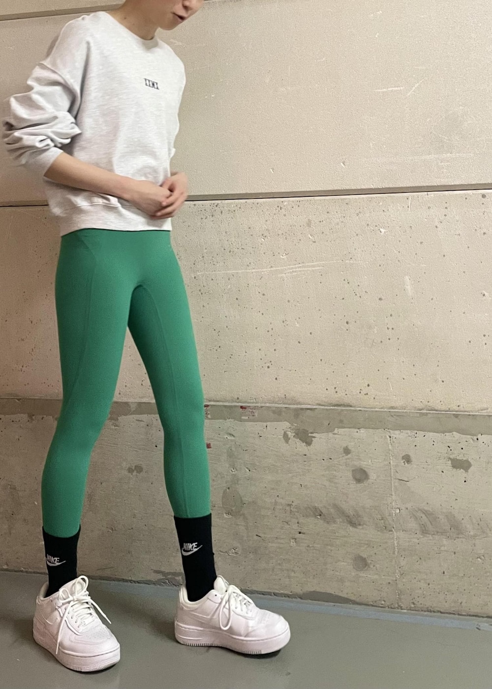 ホワイト系のスニーカー、グレー系のスウェット、グリーン系のレギンス/スパッツを着用したレディースの冬コーディネートの5枚目の写真