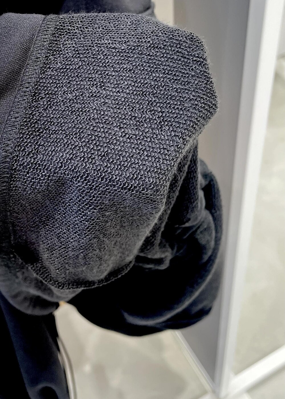 ブラック系のその他アウター、ブラック系のスカート、ブラック系のTシャツ/カットソーを着用したレディースの冬コーディネートの5枚目の写真