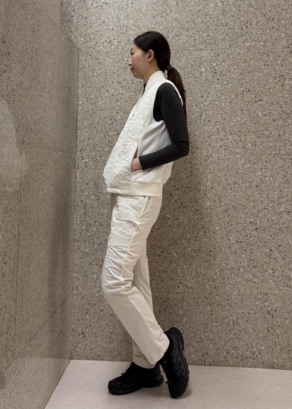 ホワイト系のブルゾン、グレー系のTシャツ/カットソー、ホワイト系のその他パンツを着用したレディースの冬コーディネートの2枚目の写真