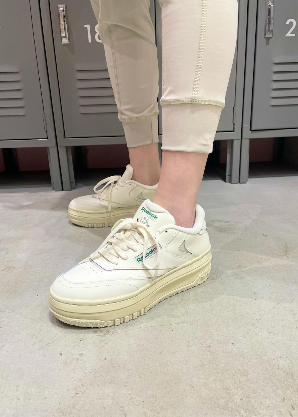 ブラック系のTシャツ/カットソー、ホワイト系のスニーカー、グレー系のレギンス/スパッツを着用したレディースの冬コーディネートの6枚目の写真