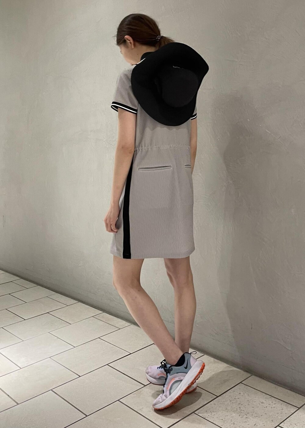 ブラック系のワンピース、ブラック系のハットを着用したレディースの春コーディネートの3枚目の写真