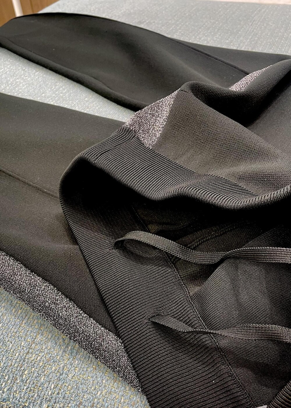 ブラック系のTシャツ/カットソー、ブラック系のスニーカー、ブラック系のその他パンツを着用したレディースの冬コーディネートの6枚目の写真