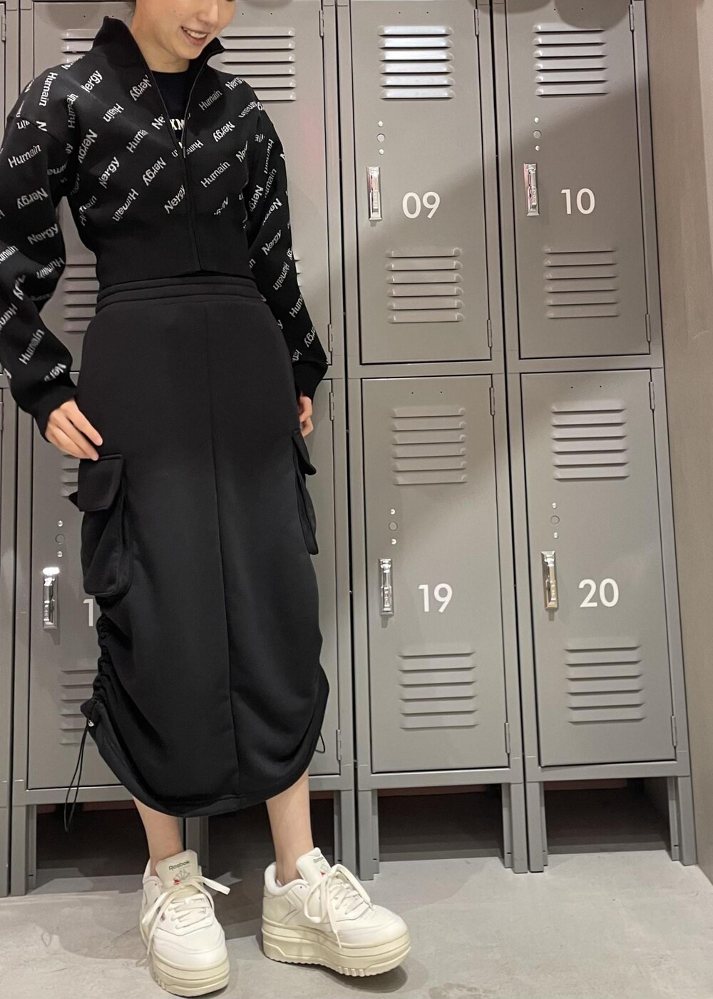 ブラック系のその他アウター、ブラック系のスカート、ブラック系のTシャツ/カットソーを着用したレディースの冬コーディネートの2枚目の写真