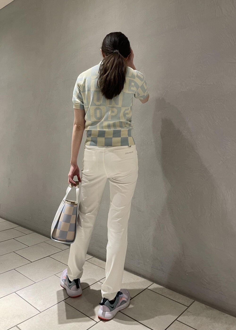 ブルー系のニット/セーター、ブルー系のトートバッグ、ホワイト系のその他パンツを着用したレディースの夏コーディネートの4枚目の写真