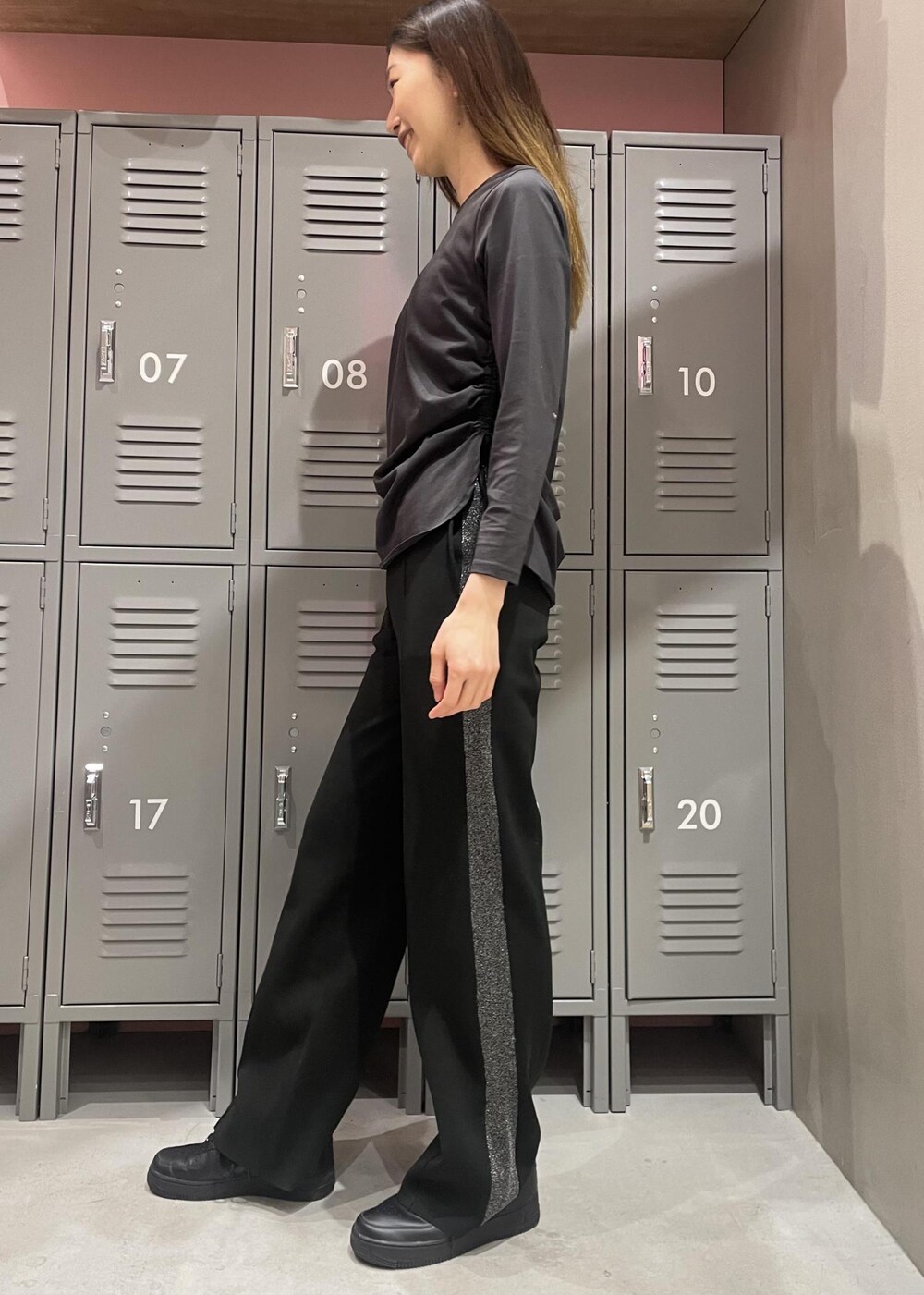 ブラック系のTシャツ/カットソー、ブラック系のスニーカー、ブラック系のその他パンツを着用したレディースの冬コーディネートの5枚目の写真