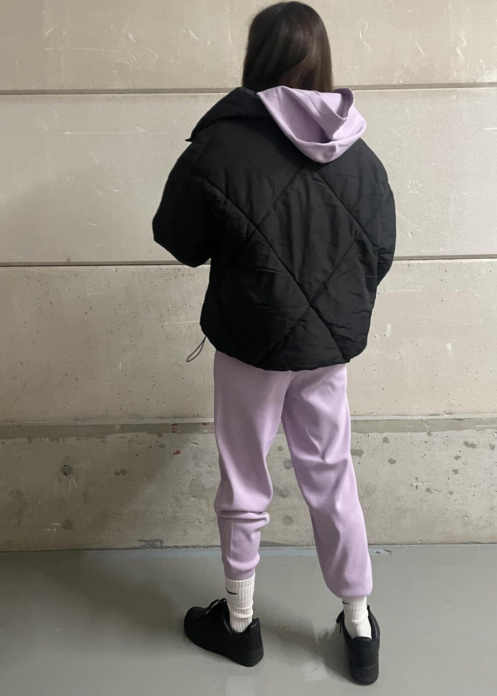 パープル系のパーカー、パープル系のその他パンツ、ブラック系のダウンジャケット/コートを着用したレディースの冬コーディネートの5枚目の写真