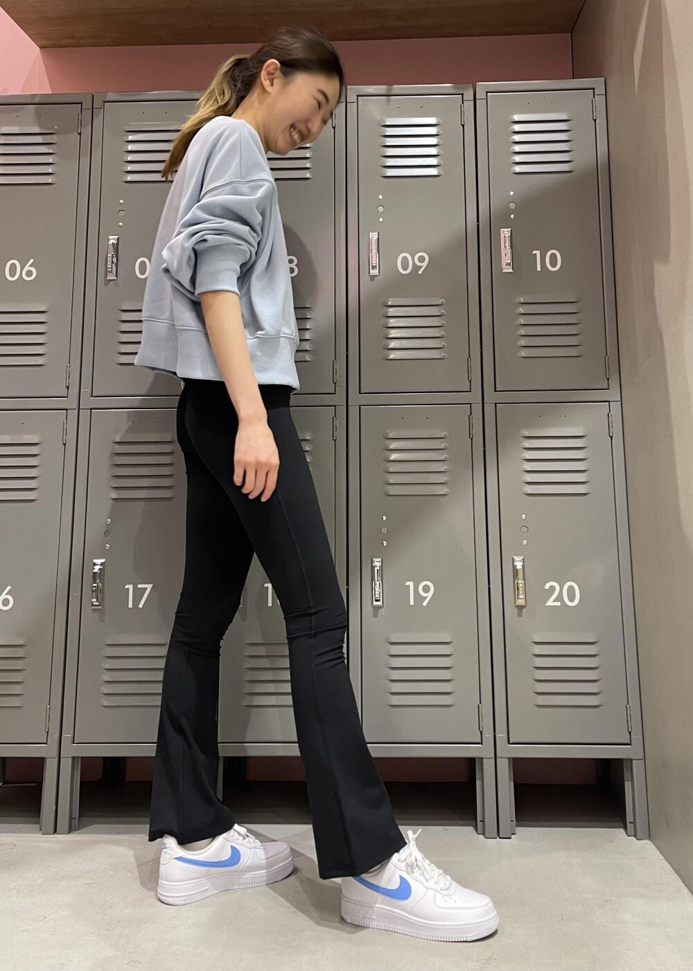 ホワイト系のスニーカー、ブルー系のスウェット、ブラック系のその他パンツを着用したレディースの冬コーディネートの5枚目の写真