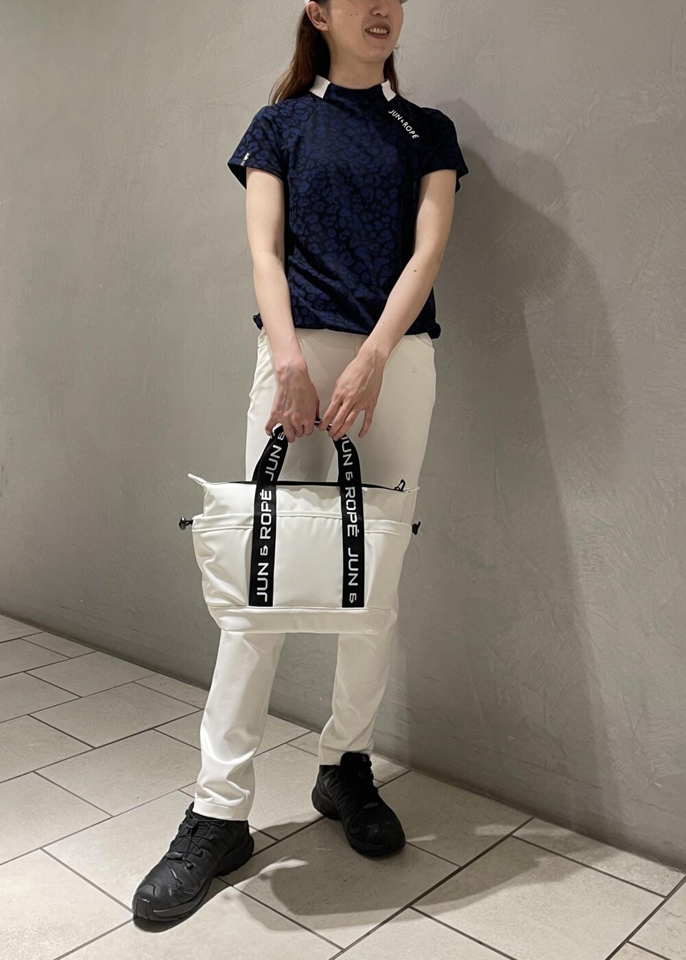 ホワイト系のハンドバッグ、ブルー系のTシャツ/カットソー、ホワイト系のその他パンツを着用したレディースの春コーディネートの2枚目の写真