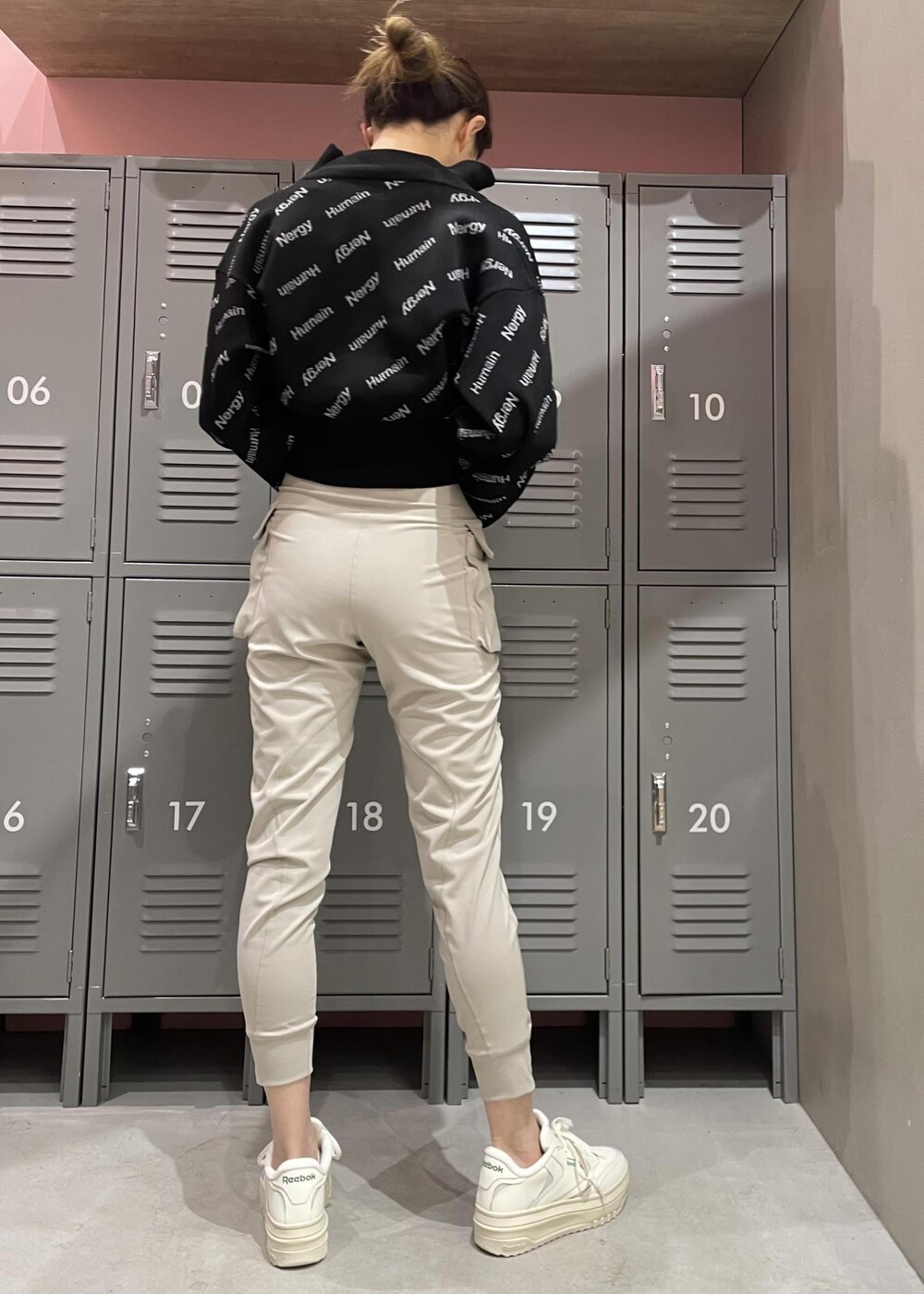 ブラック系のその他アウター、ホワイト系のスニーカー、グレー系のレギンス/スパッツを着用したレディースの冬コーディネートの3枚目の写真