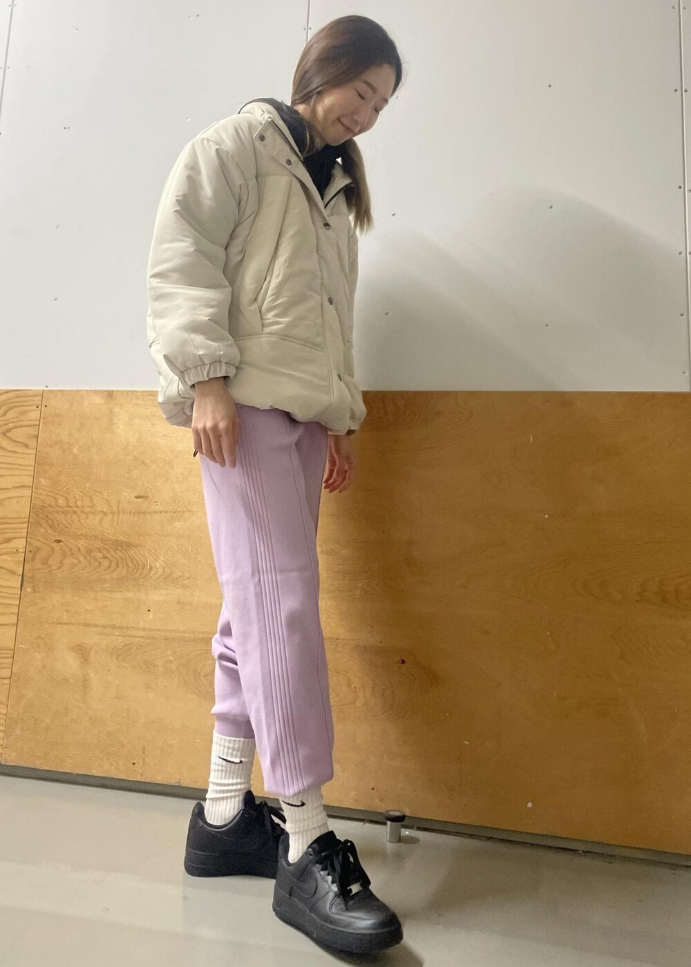 パープル系のその他パンツ、ホワイト系のダウンジャケット/コート、ブラック系のパーカーを着用したレディースの冬コーディネートの6枚目の写真