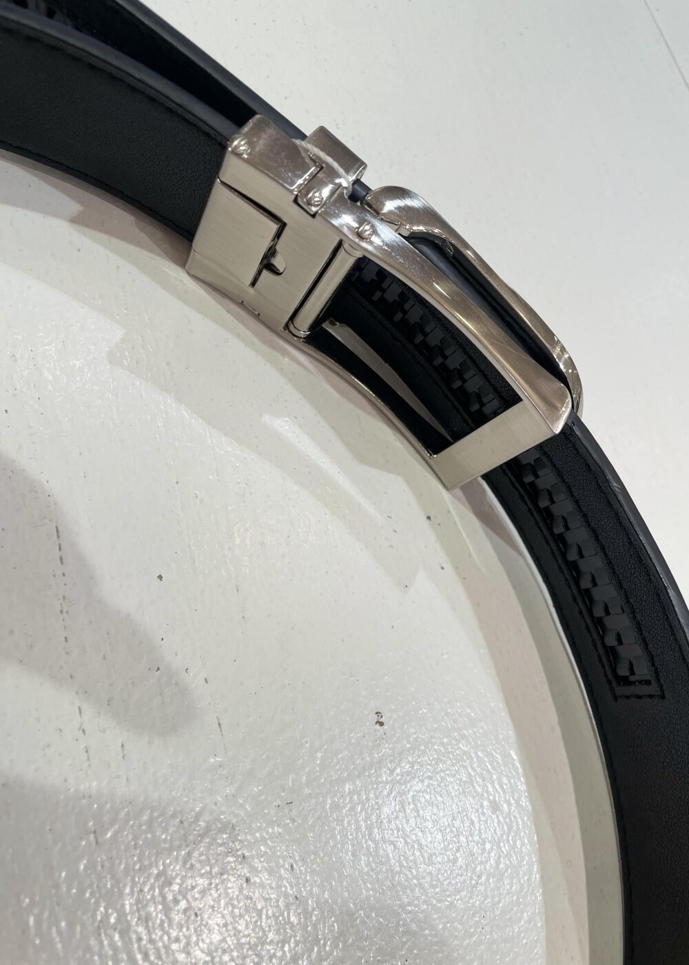 パープル系のポロシャツ、ホワイト系のその他パンツ、ブラック系のベルトを着用したレディースの春コーディネートの4枚目の写真