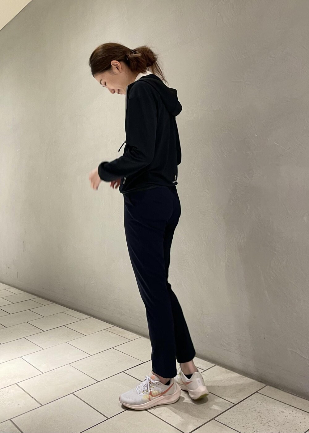 グリーン系のTシャツ/カットソー、ブラック系のパーカー、ブルー系のその他パンツを着用したレディースの夏コーディネートの2枚目の写真