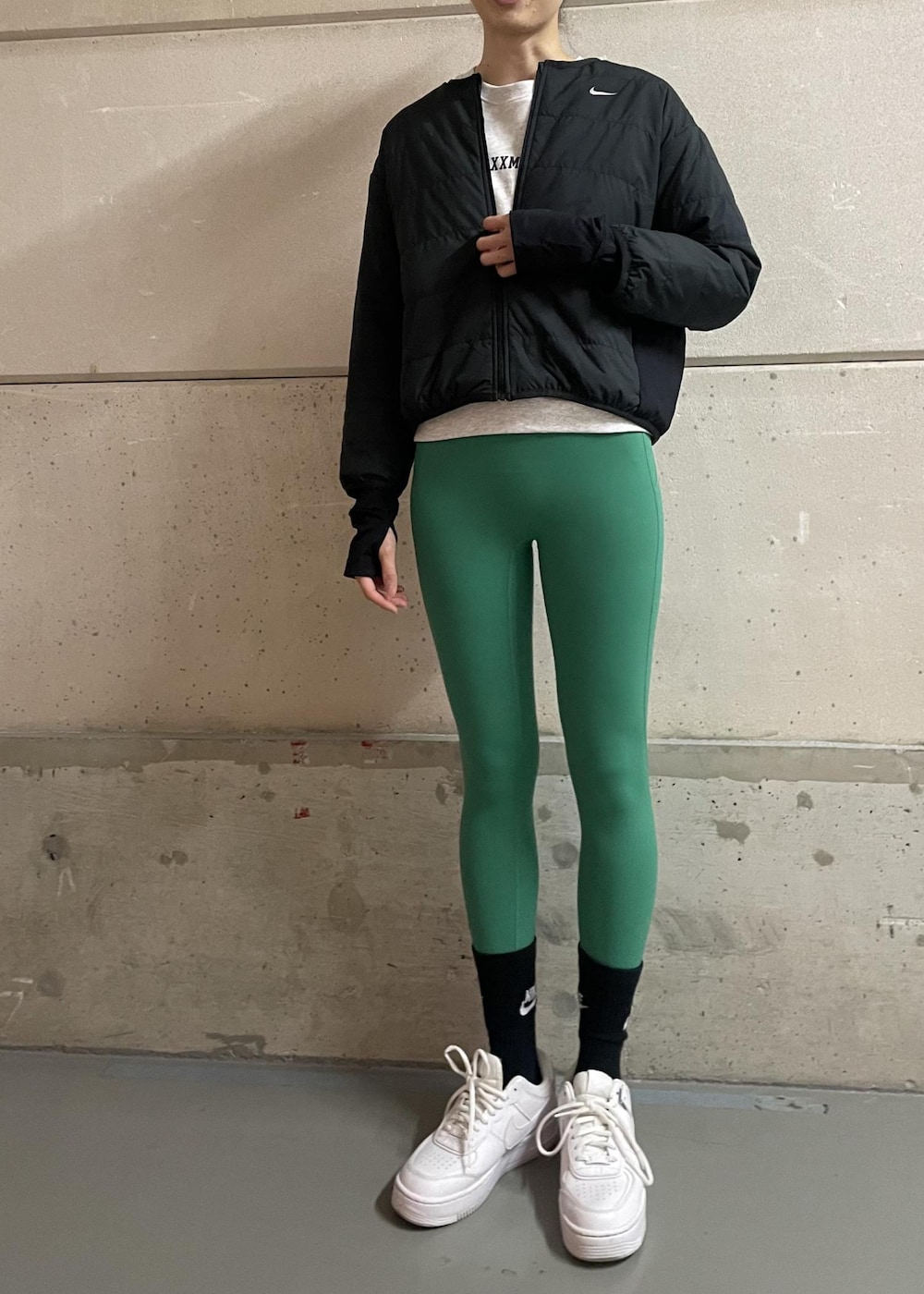 ホワイト系のスニーカー、ブラック系のブルゾン、グレー系のスウェットを着用したレディースの冬コーディネートの4枚目の写真