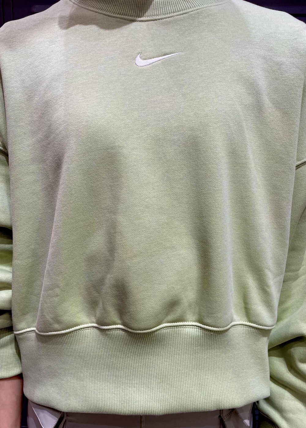 ホワイト系のスニーカー、グリーン系のスウェット、グレー系のレギンス/スパッツを着用したレディースの冬コーディネートの5枚目の写真