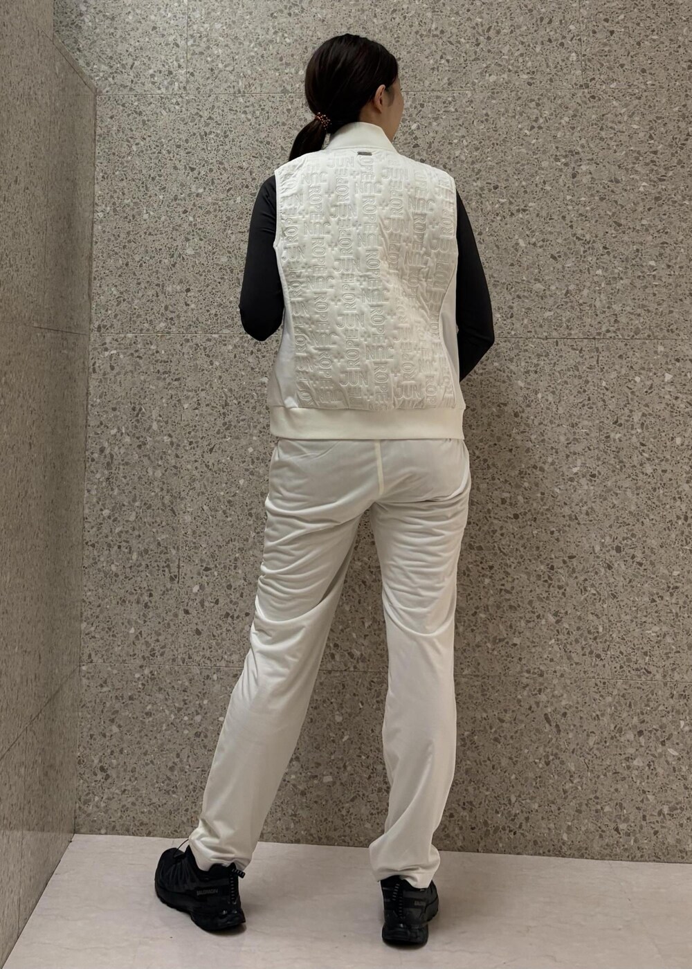 ホワイト系のブルゾン、グレー系のTシャツ/カットソー、ホワイト系のその他パンツを着用したレディースの冬コーディネートの3枚目の写真