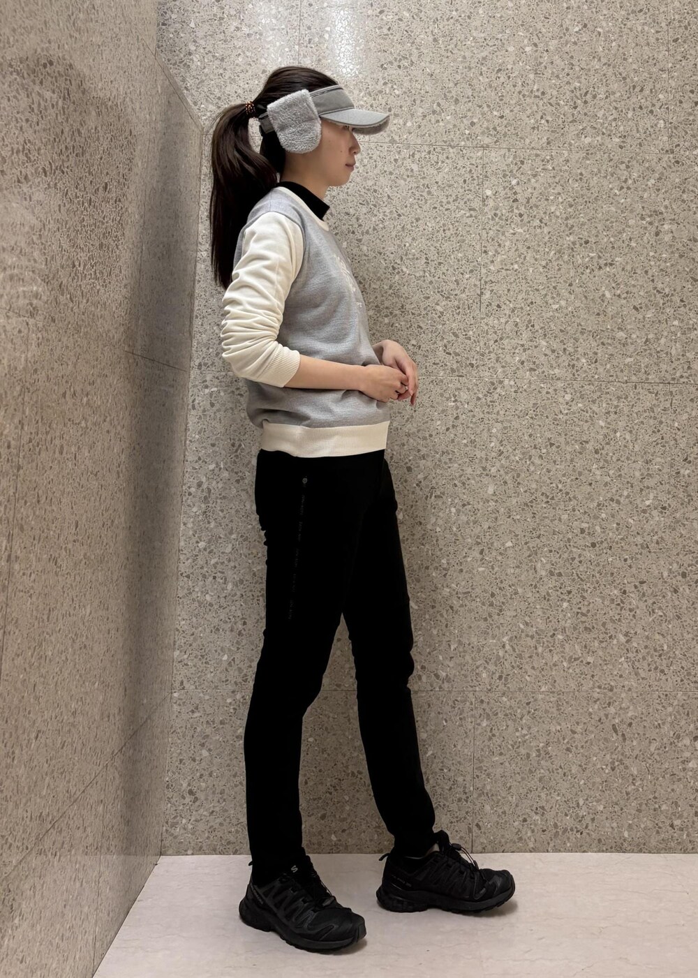 ブラック系のTシャツ/カットソー、ブラック系のその他パンツ、グレー系のニット/セーターを着用したレディースの秋コーディネートの2枚目の写真