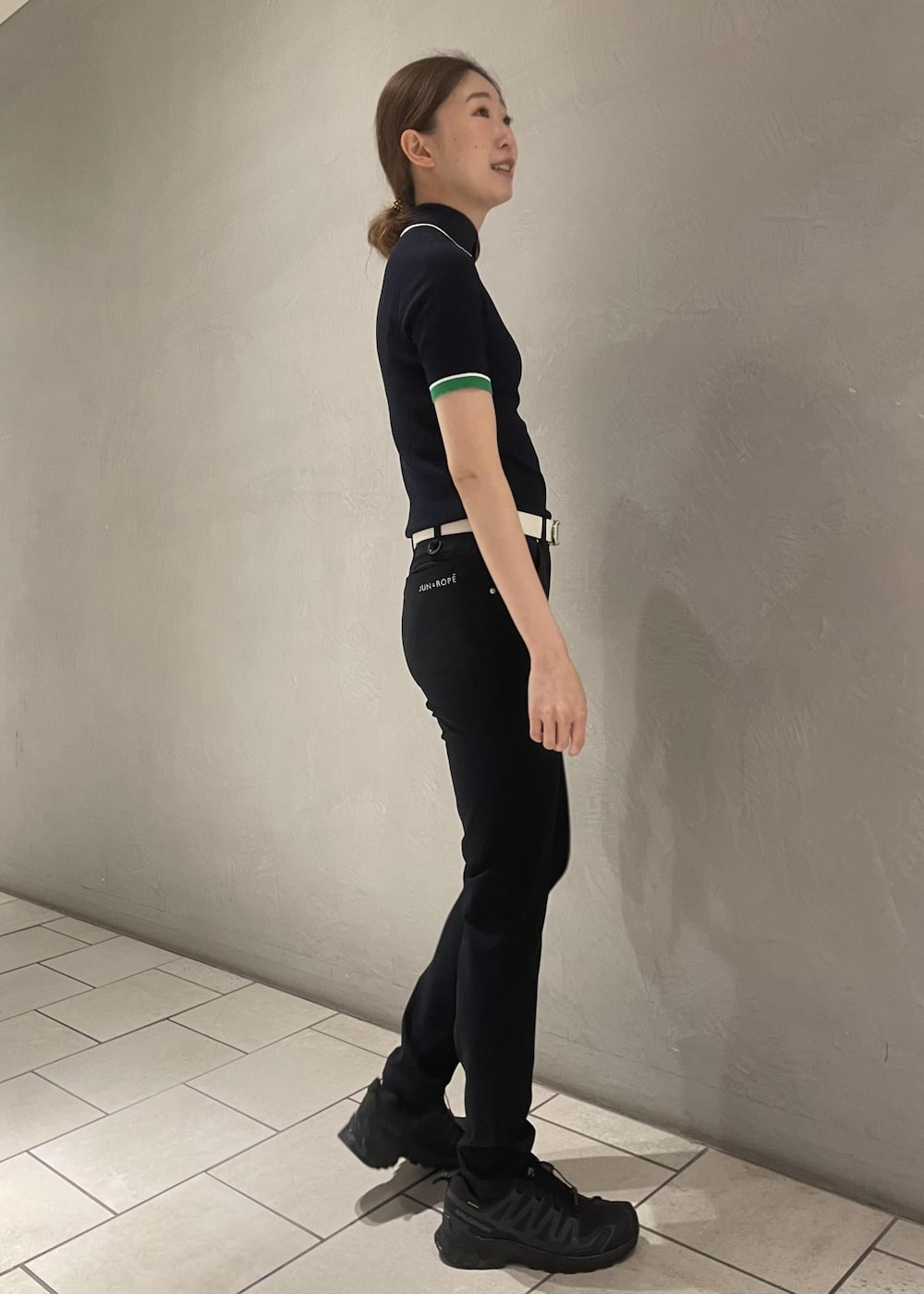 ブルー系のその他パンツ、ブルー系のニット/セーター、ホワイト系のベルトを着用したレディースの春コーディネートの2枚目の写真