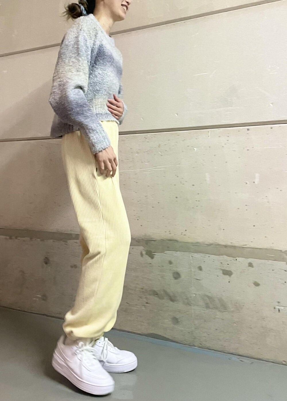 ホワイト系のスニーカー、ホワイト系のその他パンツ、グレー系のニット/セーターを着用したレディースの冬コーディネートの4枚目の写真