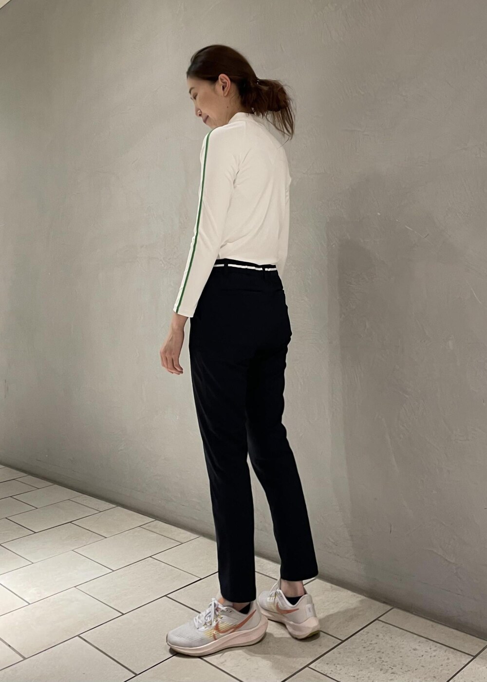 ブルー系のその他パンツ、グリーン系のTシャツ/カットソーを着用したレディースの夏コーディネートの4枚目の写真