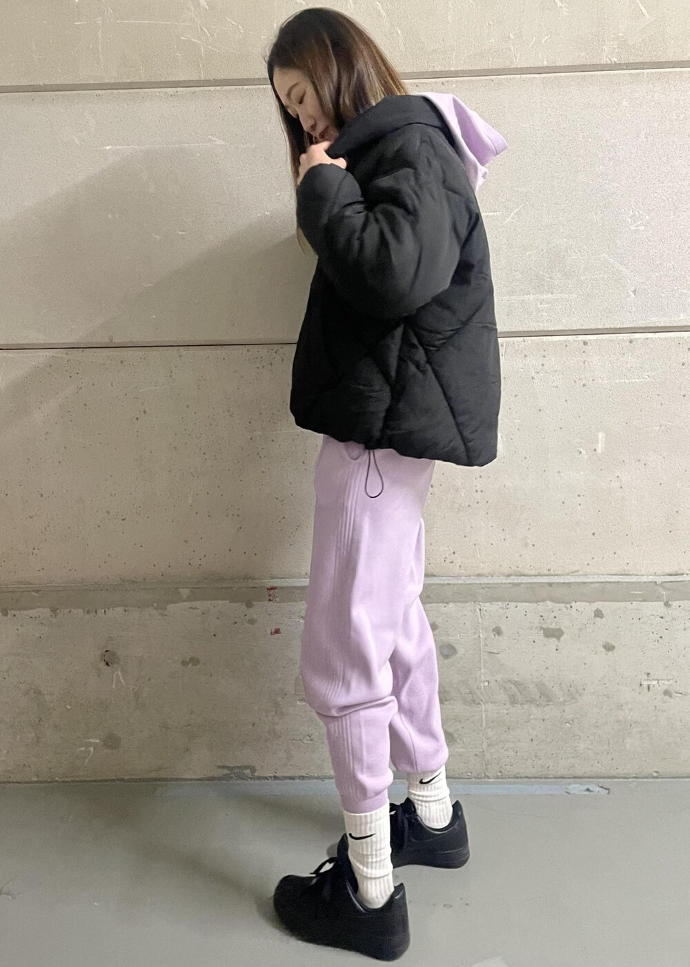パープル系のパーカー、パープル系のその他パンツ、ブラック系のダウンジャケット/コートを着用したレディースの冬コーディネートの3枚目の写真