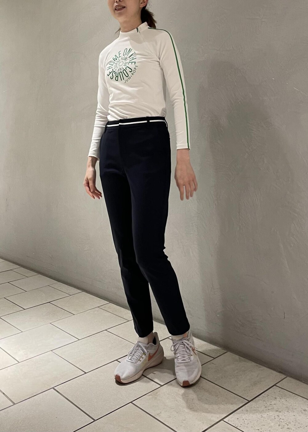 ブルー系のその他パンツ、グリーン系のTシャツ/カットソーを着用したレディースの夏コーディネートの3枚目の写真