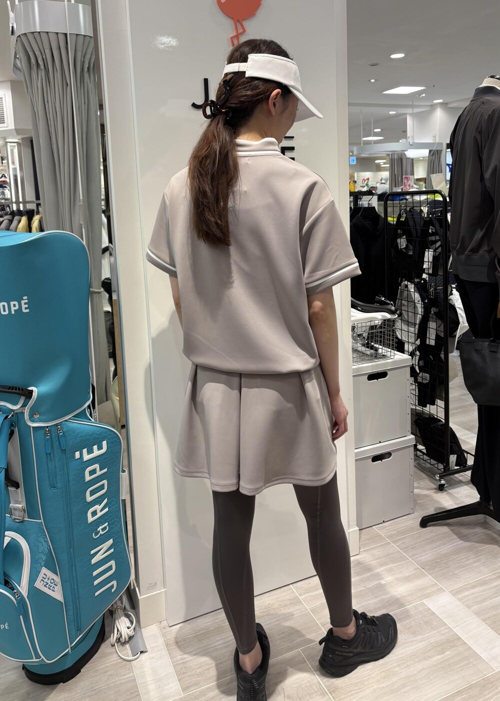 ブラウン系のTシャツ/カットソー、ブラウン系のスカート、ホワイト系のサンバイザーを着用したレディースの春コーディネートの3枚目の写真