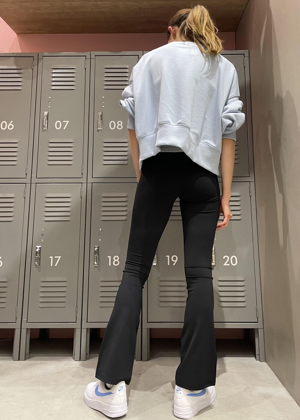 ホワイト系のスニーカー、ブルー系のスウェット、ブラック系のその他パンツを着用したレディースの冬コーディネートの3枚目の写真