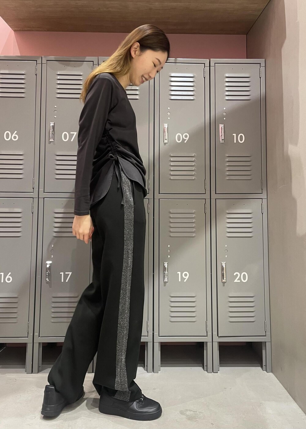 ブラック系のTシャツ/カットソー、ブラック系のスニーカー、ブラック系のその他パンツを着用したレディースの冬コーディネートの2枚目の写真