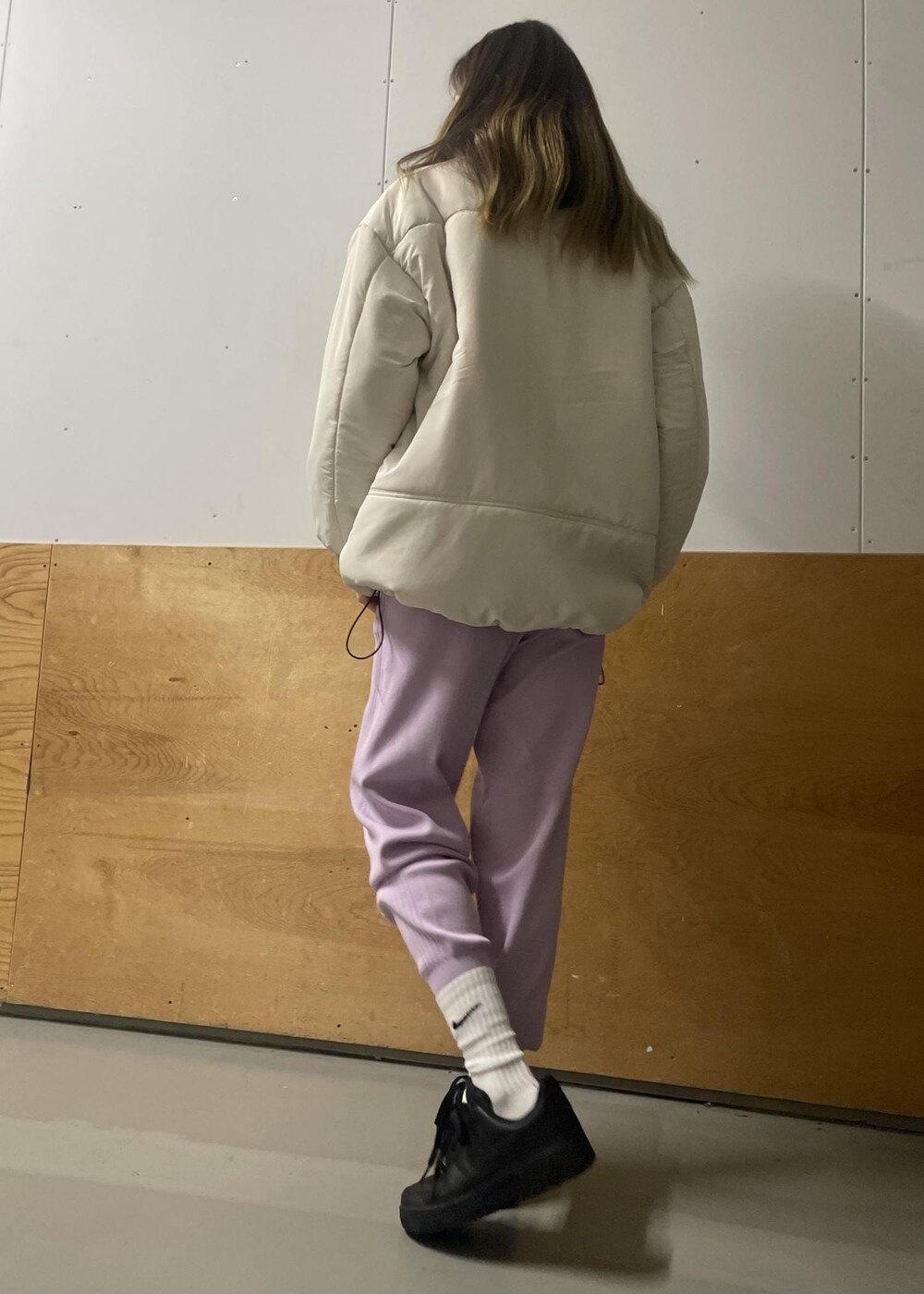 パープル系のその他パンツ、ホワイト系のダウンジャケット/コート、ブラック系のパーカーを着用したレディースの冬コーディネートの4枚目の写真