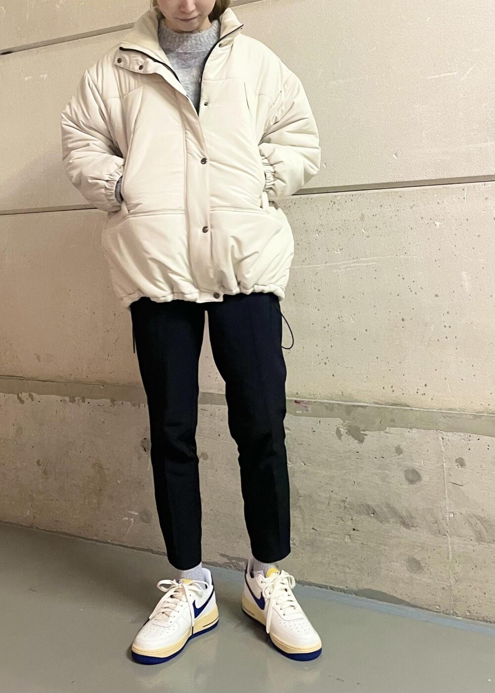 ブラック系のその他パンツ、ホワイト系のスニーカー、グレー系のニット/セーターを着用したレディースの冬コーディネートの4枚目の写真