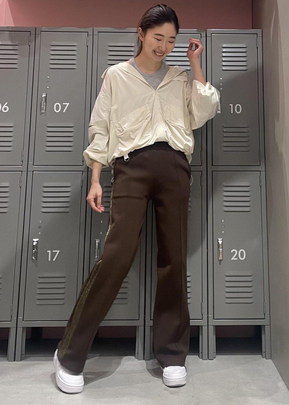 ホワイト系のスニーカー、ホワイト系のその他アウター、ブラウン系のその他パンツを着用したレディースの冬コーディネートの6枚目の写真