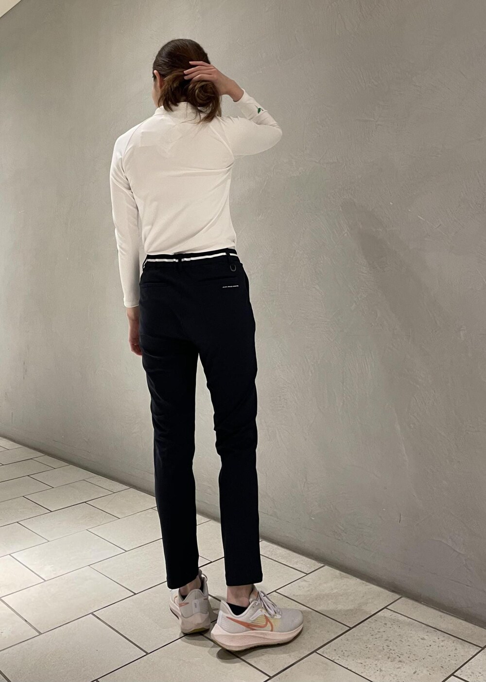 ブルー系のその他パンツ、グリーン系のTシャツ/カットソーを着用したレディースの夏コーディネートの5枚目の写真