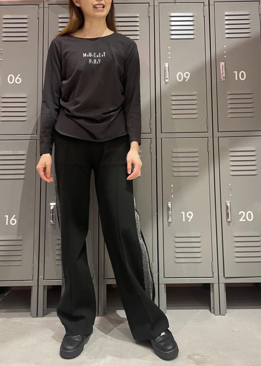 ブラック系のTシャツ/カットソー、ブラック系のスニーカー、ブラック系のその他パンツを着用したレディースの冬コーディネートの3枚目の写真