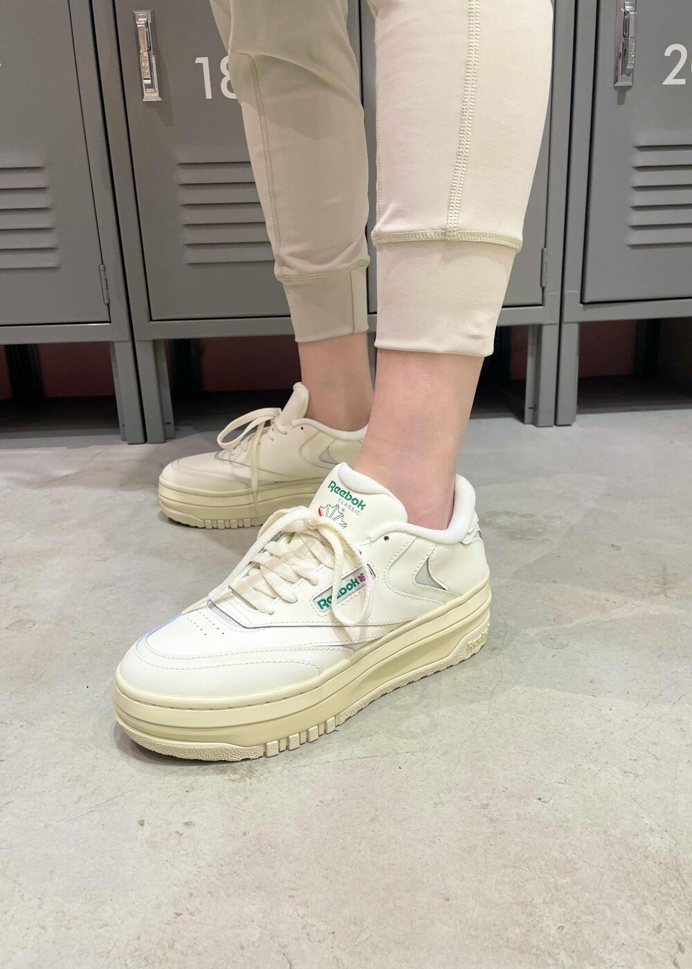 ブラック系のスカート、ブラック系のTシャツ/カットソー、ホワイト系のスニーカーを着用したレディースの冬コーディネートの5枚目の写真