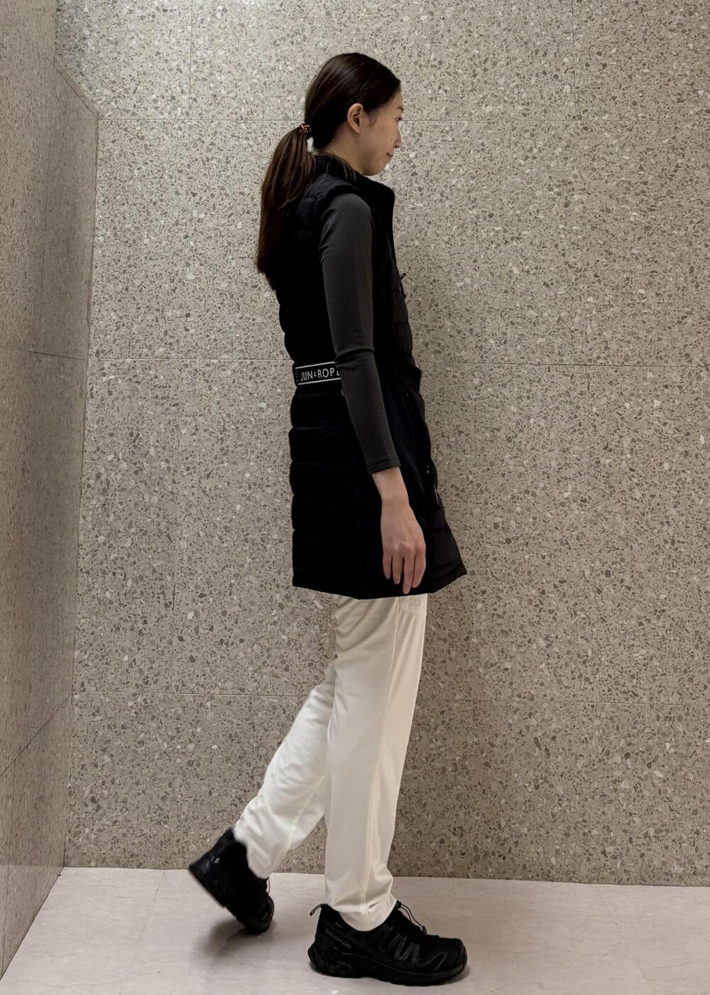 ブラック系のワンピース、グレー系のTシャツ/カットソーを着用したレディースの秋コーディネートの4枚目の写真