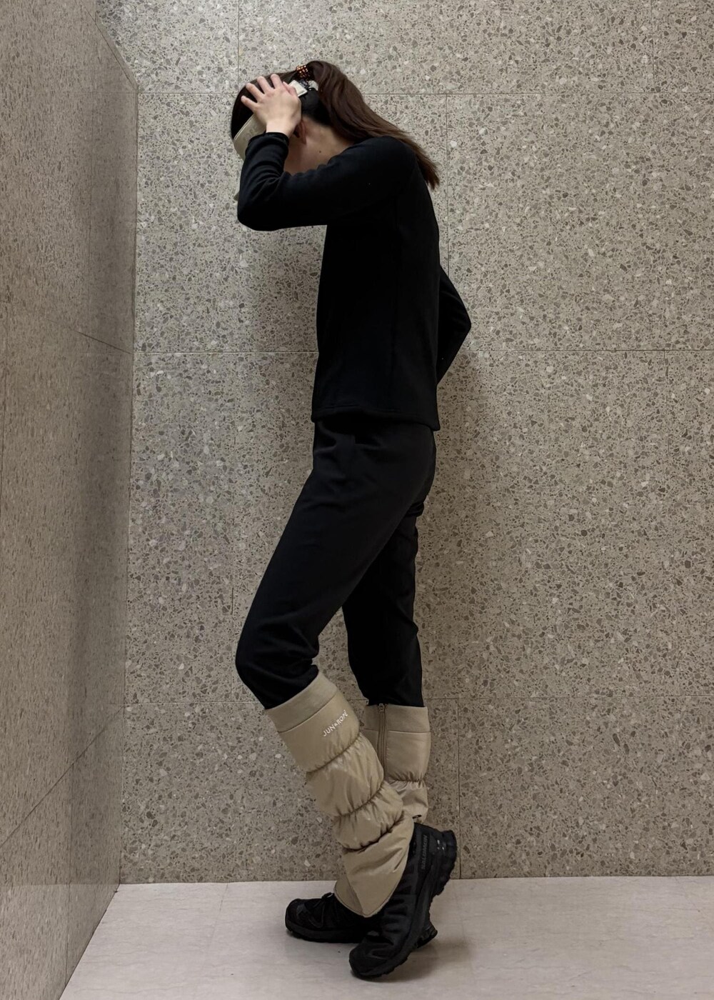 ブラック系のその他パンツ、ブラック系のTシャツ/カットソー、ベージュ系のサンバイザーを着用したレディースの冬コーディネートの2枚目の写真