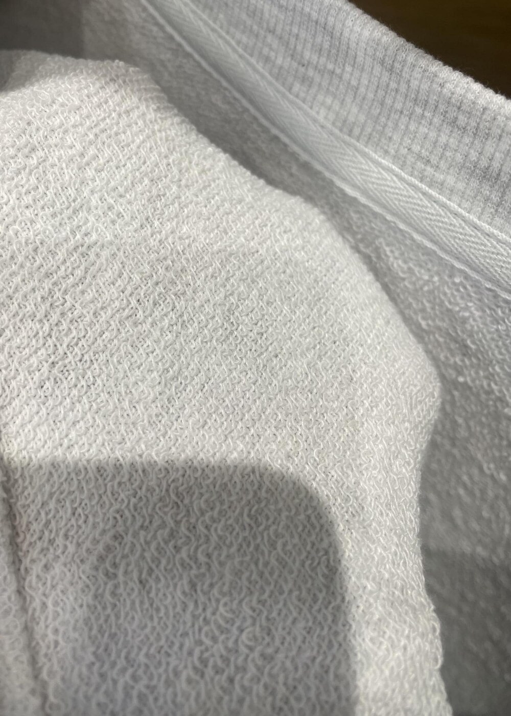 ホワイト系のスニーカー、グレー系のスウェット、グリーン系のレギンス/スパッツを着用したレディースの冬コーディネートの7枚目の写真