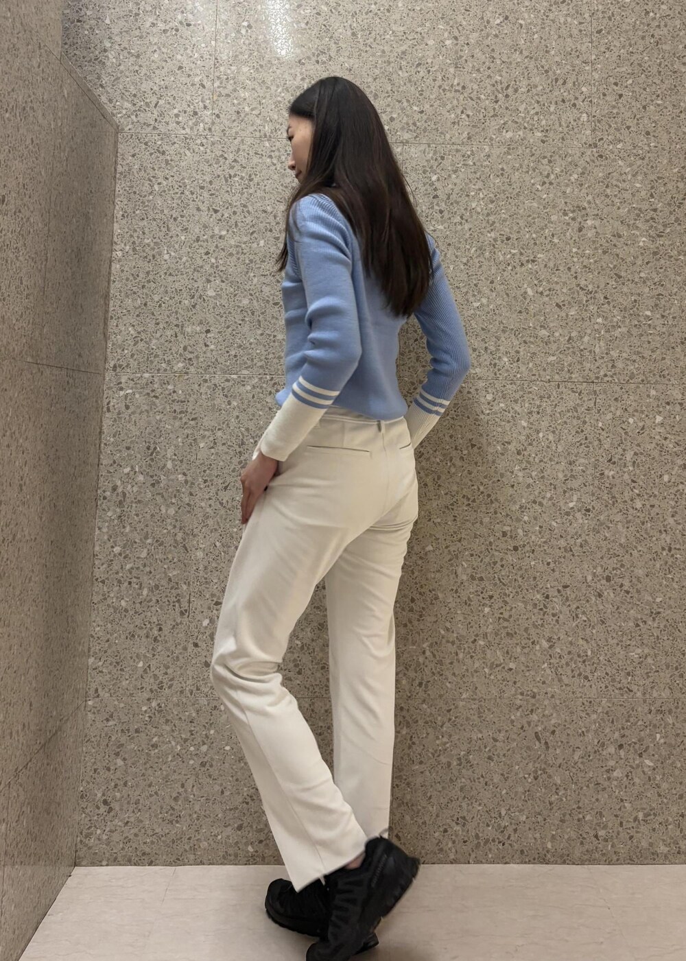 ブルー系のニット/セーターを着用したレディースの秋コーディネートの2枚目の写真