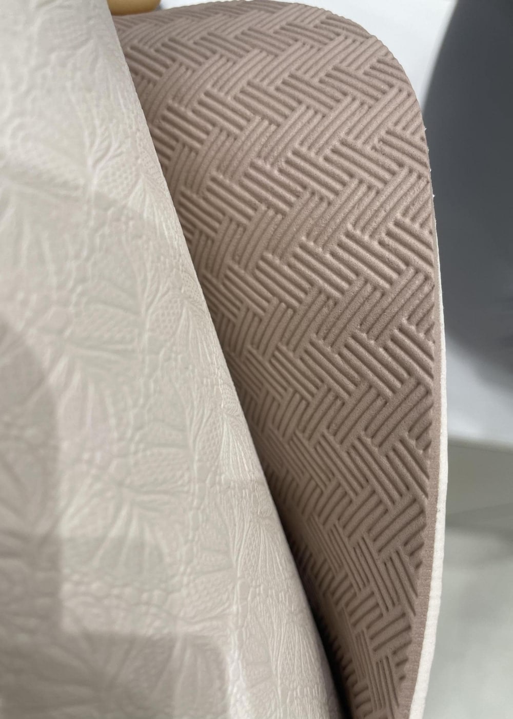 ブラック系のTシャツ/カットソー、ブラック系のスニーカー、イエロー系のレギンス/スパッツを着用したレディースの冬コーディネートの7枚目の写真