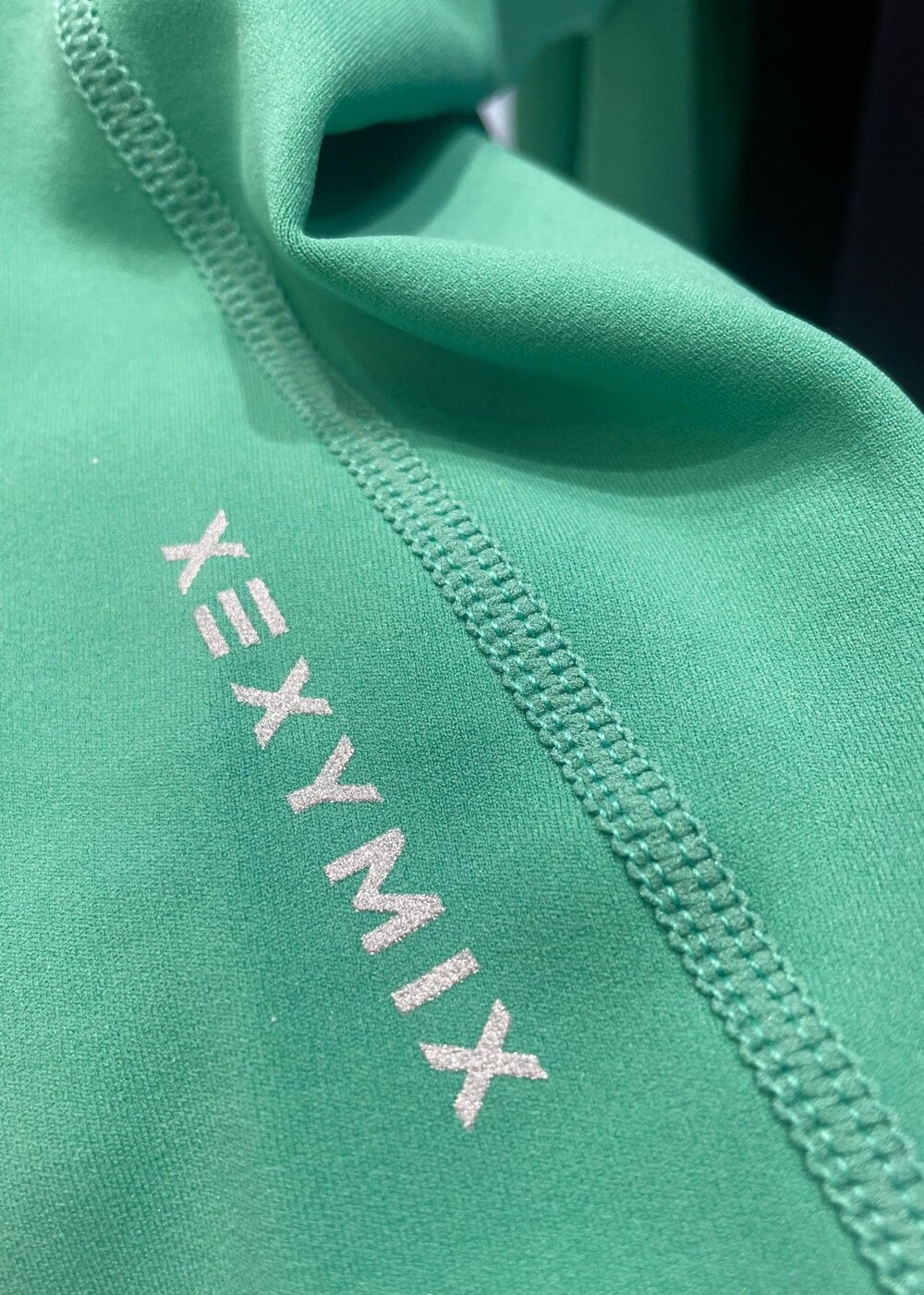 ホワイト系のスニーカー、グレー系のTシャツ/カットソー、グリーン系のレギンス/スパッツを着用したレディースの冬コーディネートの6枚目の写真