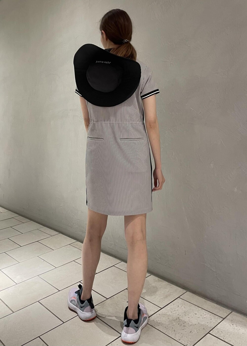 ブラック系のワンピース、ブラック系のハットを着用したレディースの春コーディネートの4枚目の写真