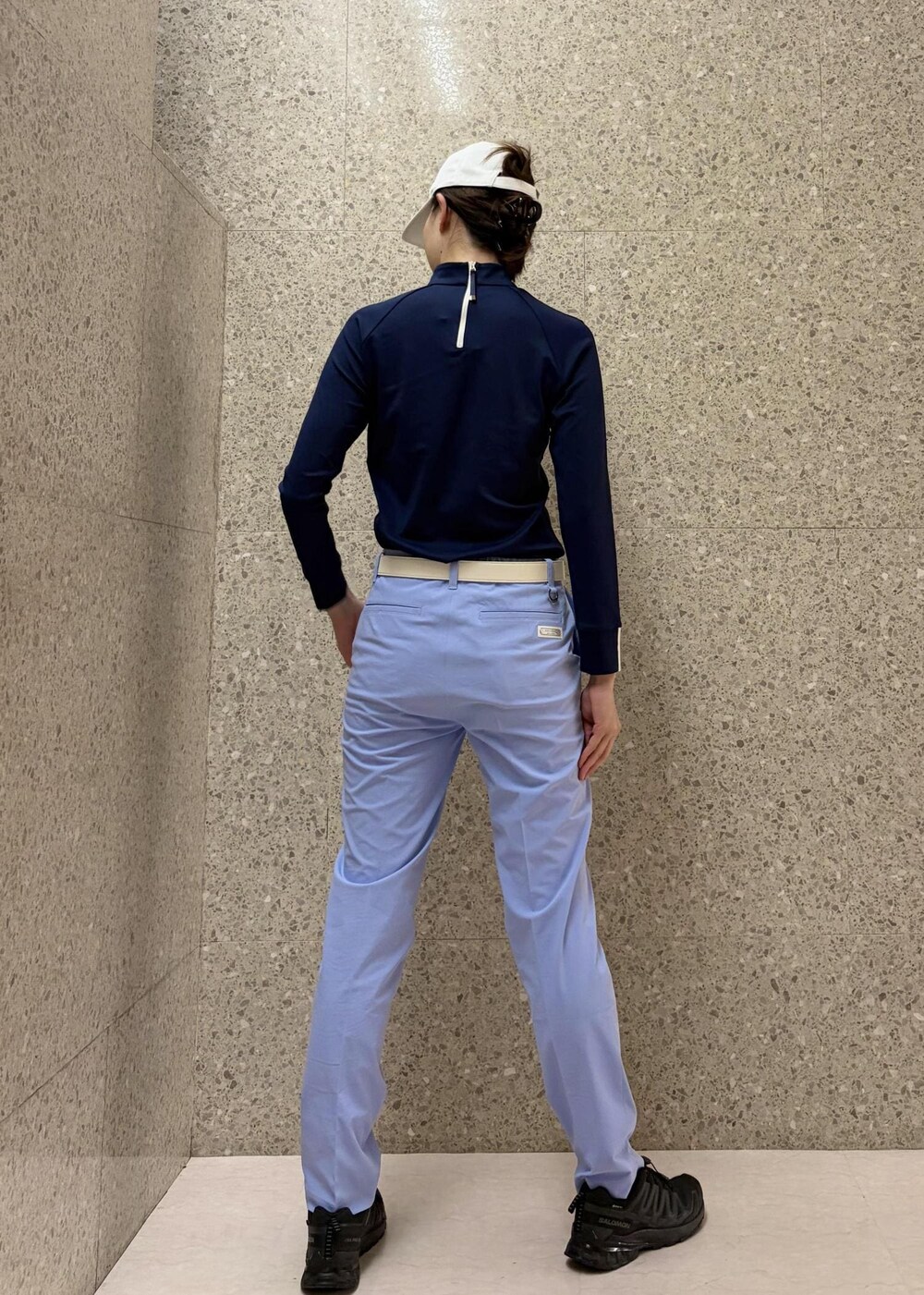 ブルー系のTシャツ/カットソー、ブルー系のスラックス、ホワイト系のベルトを着用したレディースの春コーディネートの3枚目の写真