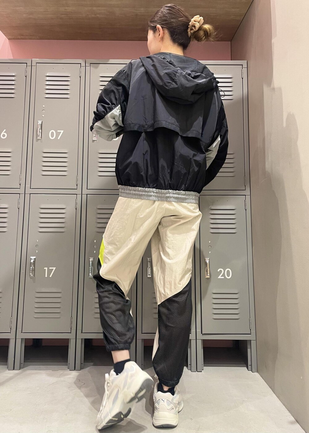 「ブルゾン、Tシャツ、PUMA、NERGY、スニーカー、RUN、GYM、パンツ、バックスタイル、アスレジャー」｜「SN super.naturalの【super.natural】HORIZONTAL SNLOGO 半袖ロゴTシャツ（Tシャツ/カットソー、ブラック系）」を使った、YRYRさん（レディース・170cm）の冬コーディネートの4枚目の写真